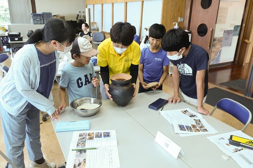 土器の中を確認