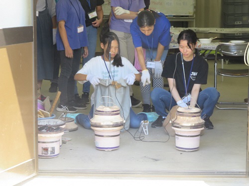 ふいごで風をおくる作業