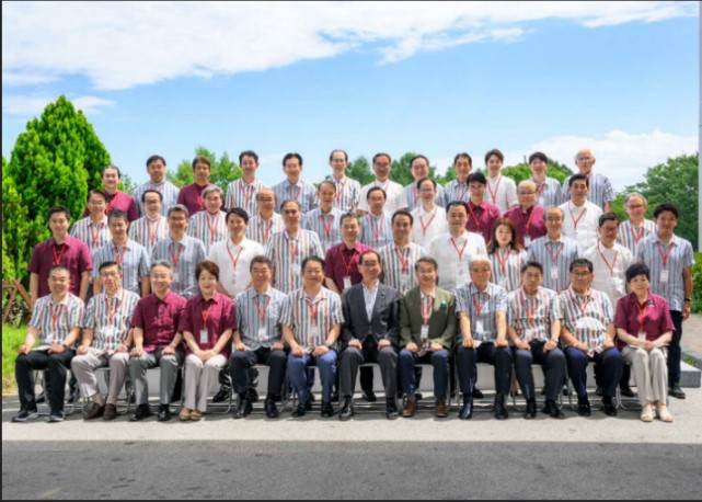 都道府県知事と総務大臣の集合写真