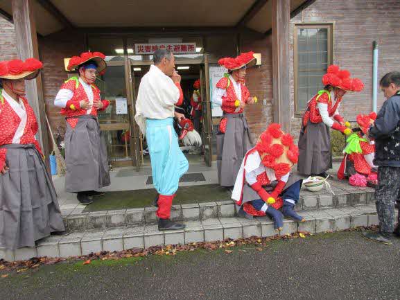 集合場所の前で用意する祭りの参加者たち