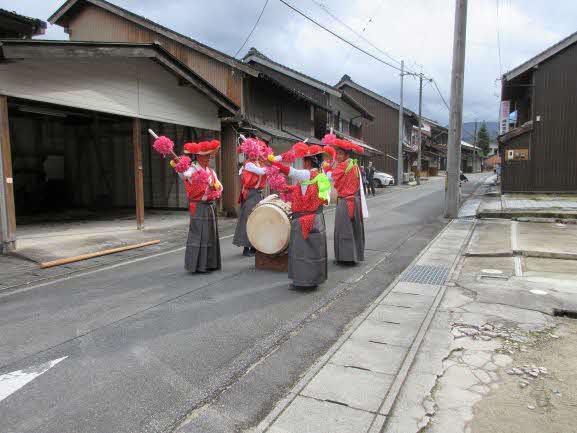 通りで太鼓を打つ参加者