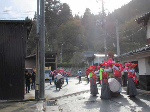 陽射しの中躍る人たち