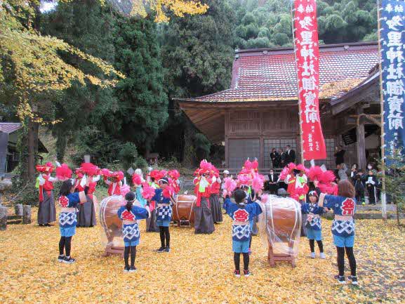 銀杏の絨毯の上で踊る人たち