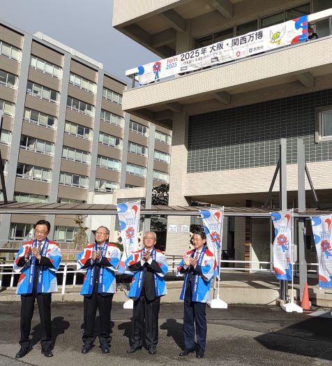 横断幕お披露目の様子