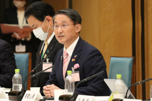 政府主催知事会議で岸田首相に意見の述べる平井鳥取県知事