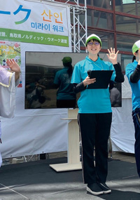 2022年SUN‐IN未来ウオークでステージに立つ堺さんの写真