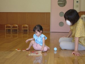 子どもが型はめをしている