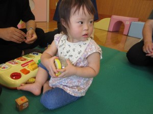 子どもが型はめをしている