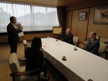 鳥取県聴覚障害者協会からのバリアフリー・ユニバーサルデザイン推進功労者表彰 受賞報告会1