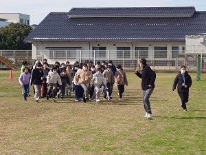 児童が屋外から屋内に避難する写真