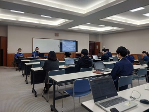 県職員が町職員に国民保護講習をおこなっている写真