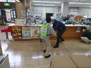 町職員が来庁した住民を避難誘導する写真