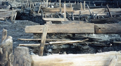 幾重にも重なる砂防の木製柵（青谷上寺地遺跡）