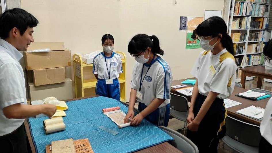 古文書の取り扱い方を聞く様子
