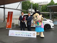 ホンダ山陰中央株式会社からの「ねんりんピックはばたけ鳥取2024」協賛車両引渡式2