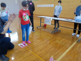 児童がゲームをしている様子の写真
