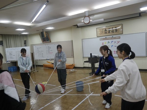 屋内イニシアティブゲームの様子