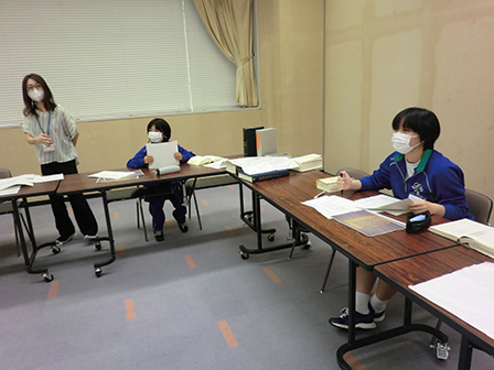 古文書の解読の様子