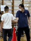 児童がしっぽを取って職員に渡している写真