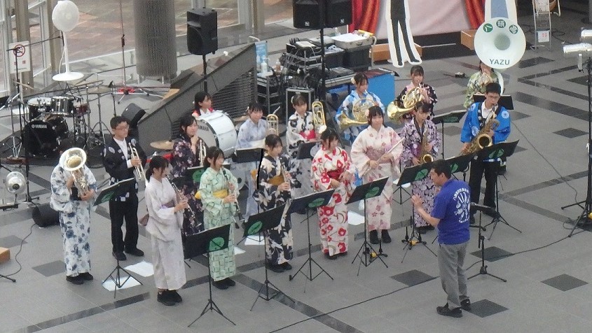 八頭高校によるブラスバンド演奏
