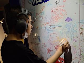 お絵描きコーナーを楽しんでいる児童