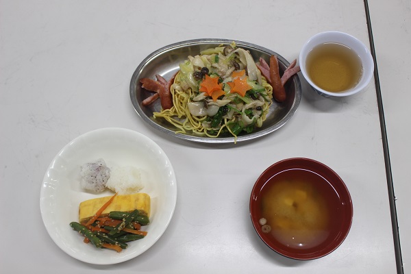夕食 特別メニュー「星空焼きそば」です