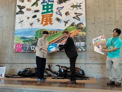 記念品贈呈の様子その1