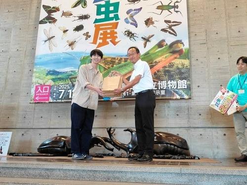 記念品贈呈の様子その2