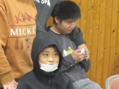 男の子2人がゲームの様子を見ている写真