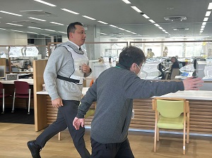 模擬Jアラートを受け職員が住民を誘導する写真