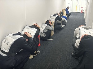 職員と住民が避難姿勢を取る写真