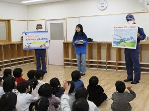 園児に避難行動を説明する写真