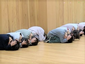 園児が避難姿勢を取っている写真