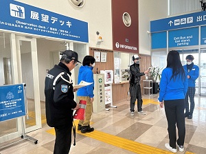 模擬Ｊアラートを受けリーダーから指示を受ける職員の写真