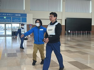 来館者を職員が誘導する写真