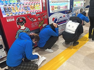 職員と来館者が避難姿勢を取る写真