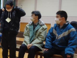 男の子2人と職員がベンチに座っている