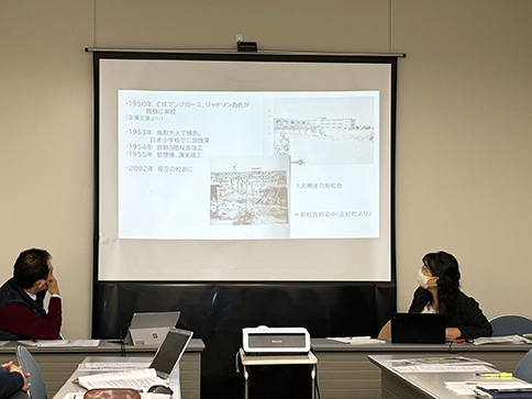 澤田調査委員による前回の例会での質問事項に対する調査結果の解説の様子