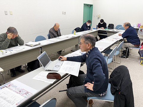 会員によるレポートの解読の様子