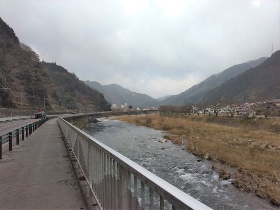 向こうに根雨が見える