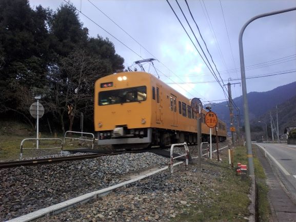 迫りくる伯備線