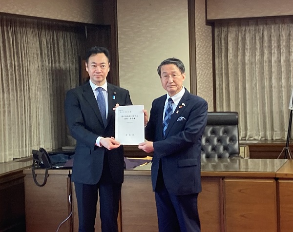 鈴木法務大治へ要望書を手交