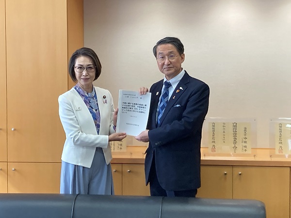 三原内閣府特命担当大臣へ要望書を手交