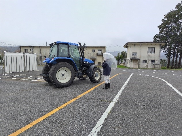 切り返しの練習を行っています。黄色い線を越えたら不合格なので緊張している様子です。