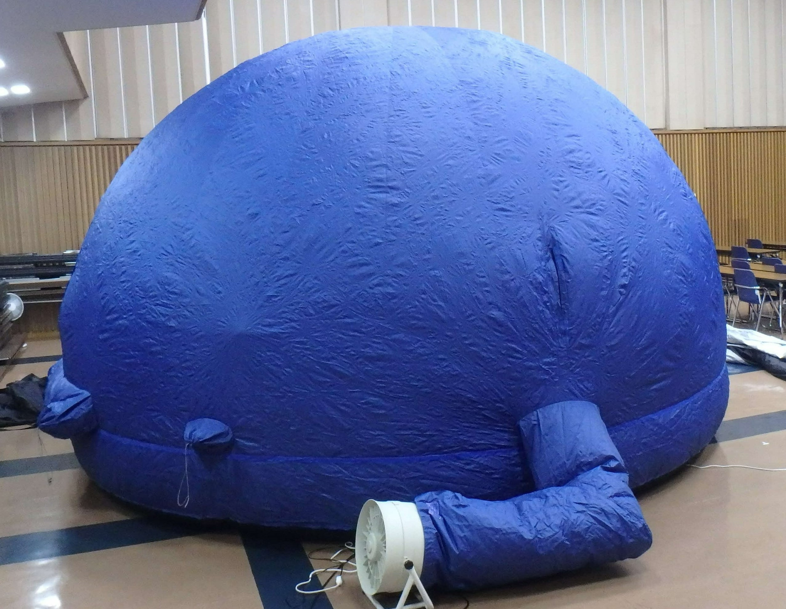 移動プラネタリウム（底面の直径５メートル）
