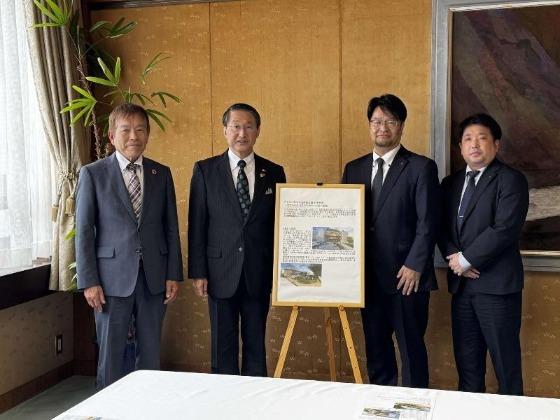 とっとり都市木造推進協議会の谷野会長、相見副会長、高野事務局長と知事