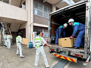 トラックによる物資輸送