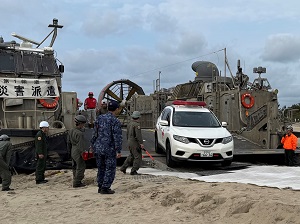 LCACから降りる献血運搬車(日赤)
