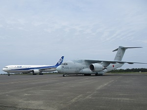 空港に着陸したC-2輸送機