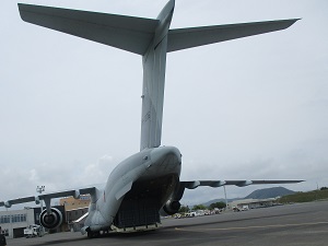 車両卸下準備中のC-2輸送機